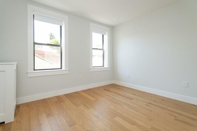 Building Photo - Modern features apartment in Brighton