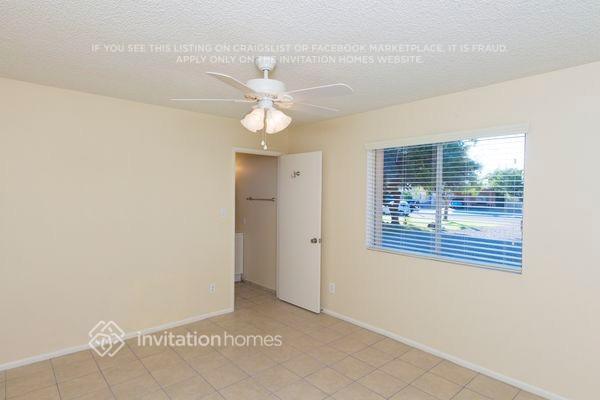 Building Photo - 1216 W Halstead Dr