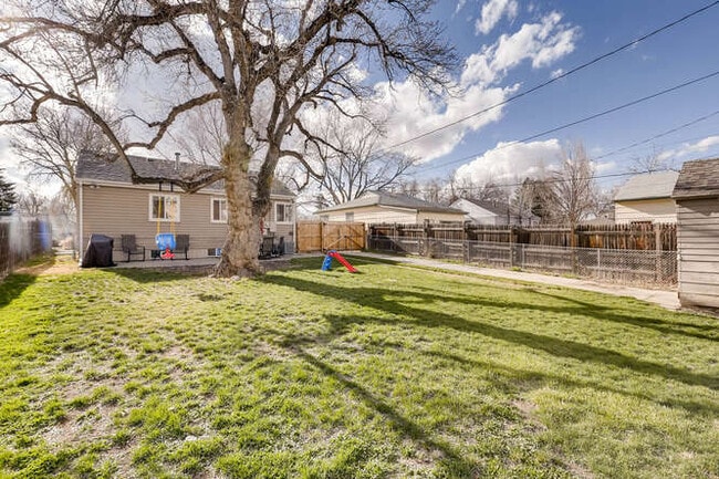 Building Photo - 1370 Xanthia St