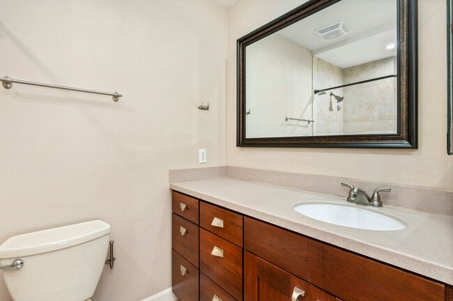 Building Photo - Gorgeous Water Views!