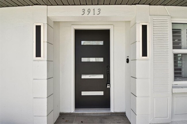 Building Photo - 3913 Fontainebleau Dr