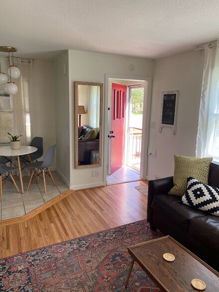 Building Photo - 917 3rd St NE