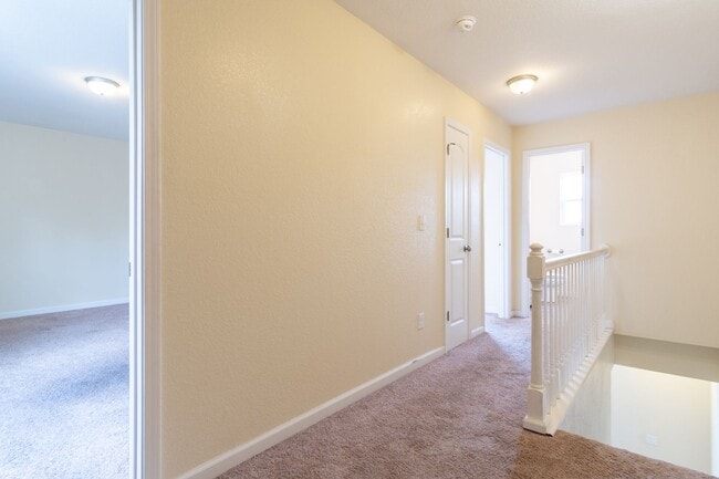 Building Photo - MOVE IN READY 3 Bedroom!