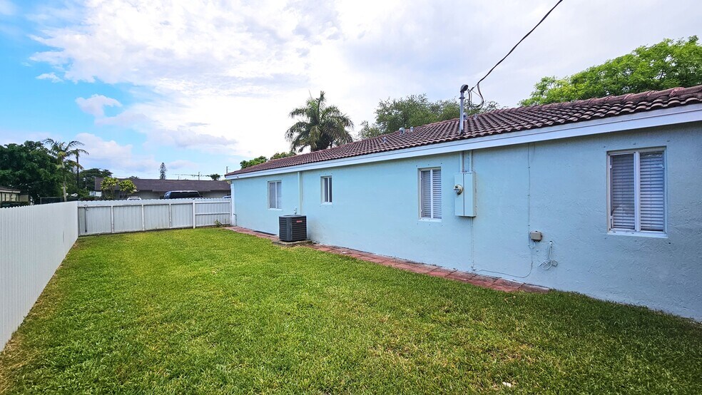 Building Photo - 10611 SW 170th Ter