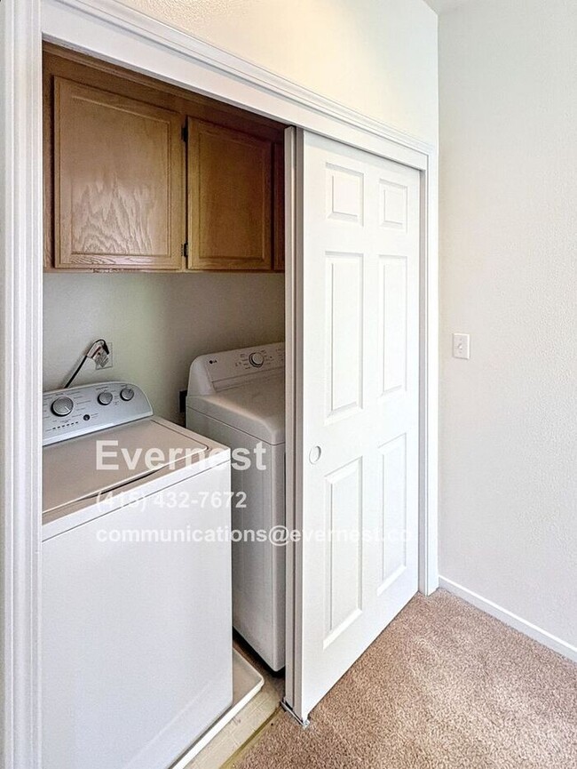 Building Photo - Lovely 2-Bedroom Townhome: Comfort and Con...