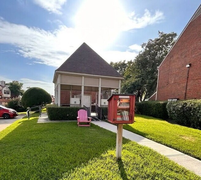 Building Photo - 214 Samuel Blvd