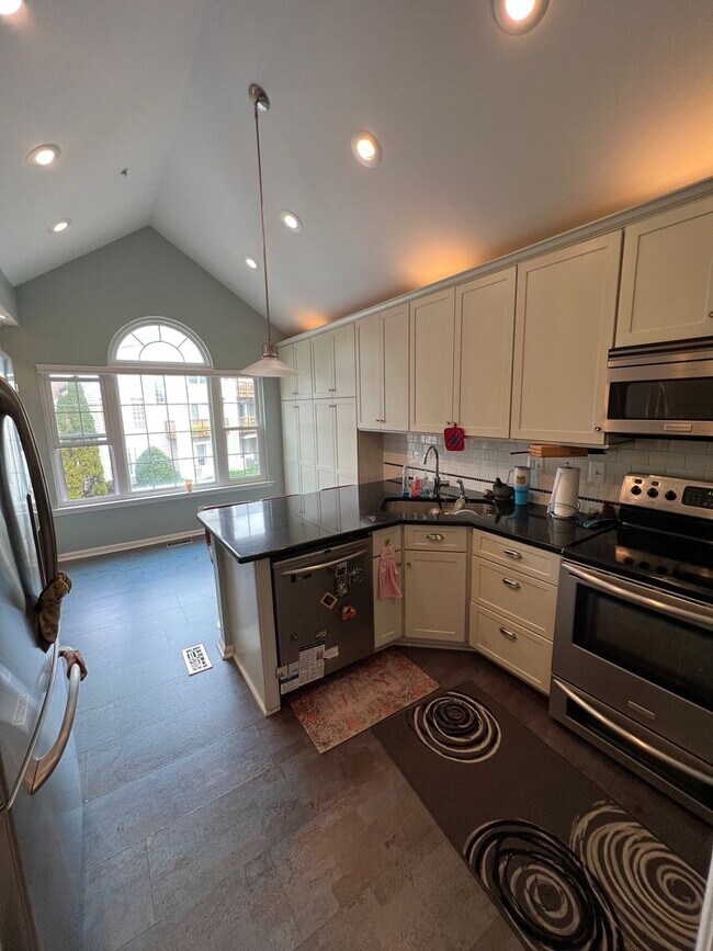 Building Photo - Stunning 2 bedroom and 3 Bathroom Townhome Style Condo / w Pool