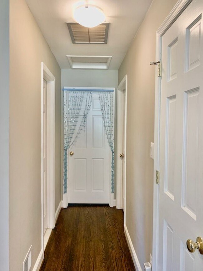 Building Photo - Light filled 2 BR plus 2 rooms, 2 FB including one in finished basement. Great location