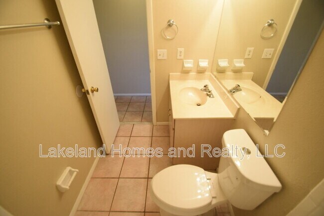 Building Photo - 1204 Honeytree Ln W