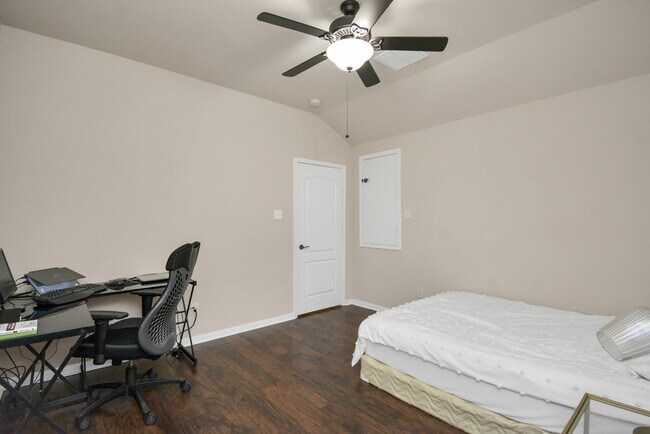 Building Photo - 17510 Woodfalls Ln