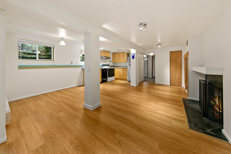 Building Photo - 2655 8th Ave W