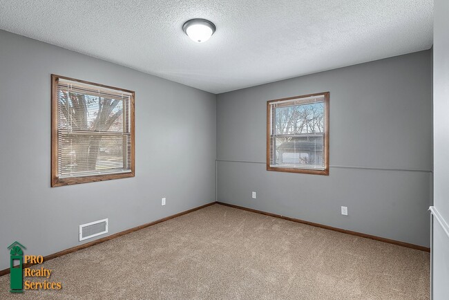 Building Photo - 4 Bedroom Home in Brooklyn Center
