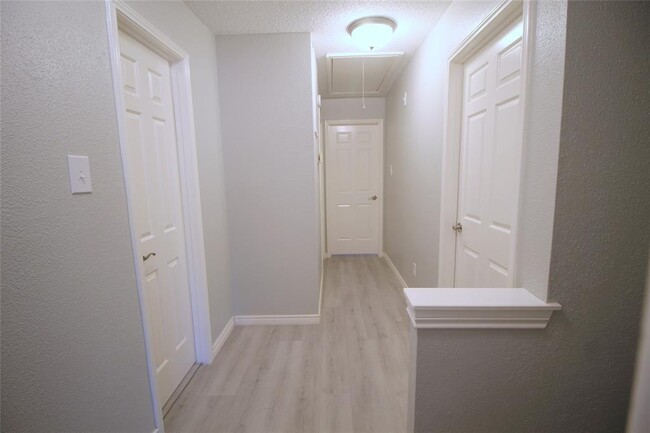 Building Photo - 3323 Hidden Creek Dr