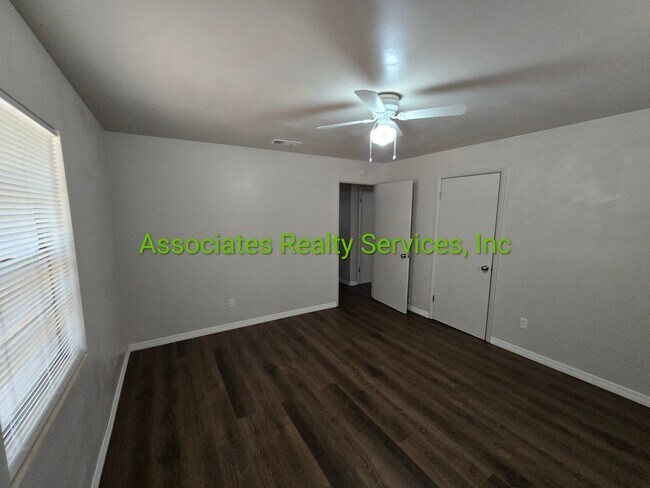 Building Photo - 1921 NE 17th Way