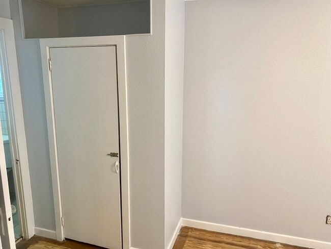 Building Photo - Amazing, Private 1/1 Located In Clearwater