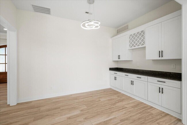 Building Photo - 417 Weston Park