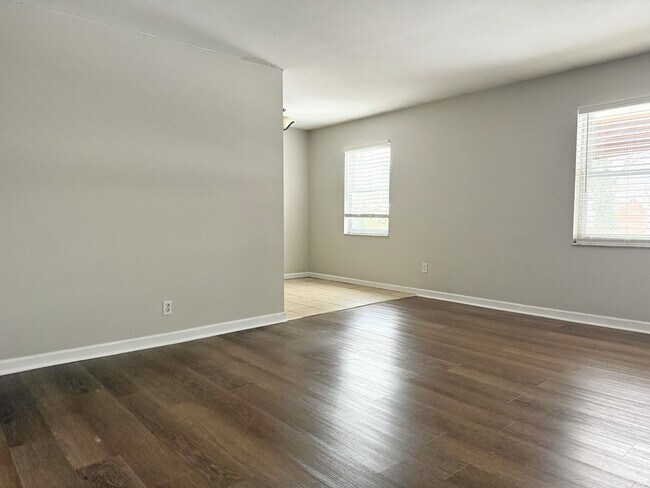 Building Photo - 700 Village Ln