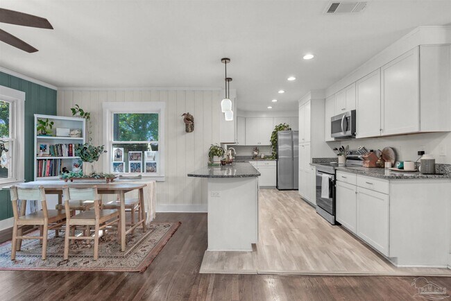 Building Photo - 1800 Foulis Dr