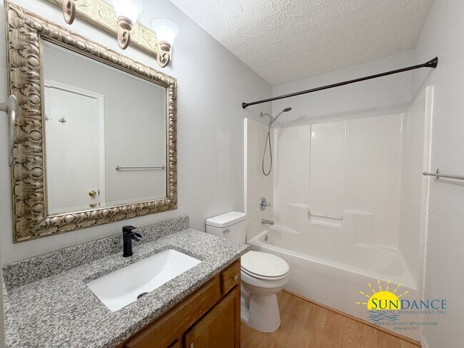 Building Photo - Gorgeous 2 Story Townhome in Fort Walton Beach!