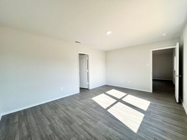 Building Photo - New 4 bedroom, 2 bath in Treaty Oaks Community