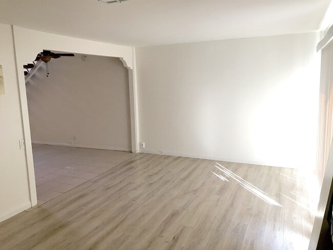 Building Photo - M/I SPECIAL - Remodeled Townhome in Point ...