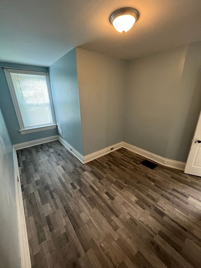 Building Photo - 2106 Lawn Ave