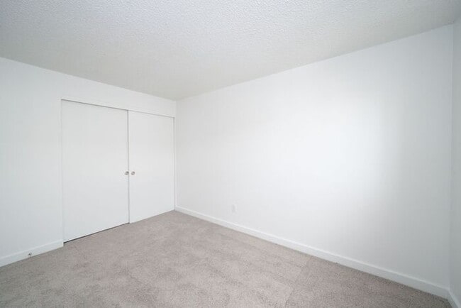 Building Photo - Spacious 2x1 unit with 1st month free! Only $1395