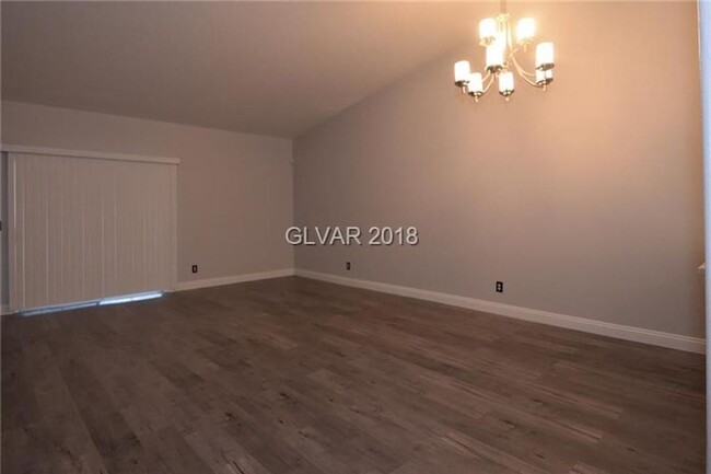 Building Photo - Live In The Heart Of Summerlin 2 Bed 2 Bat...