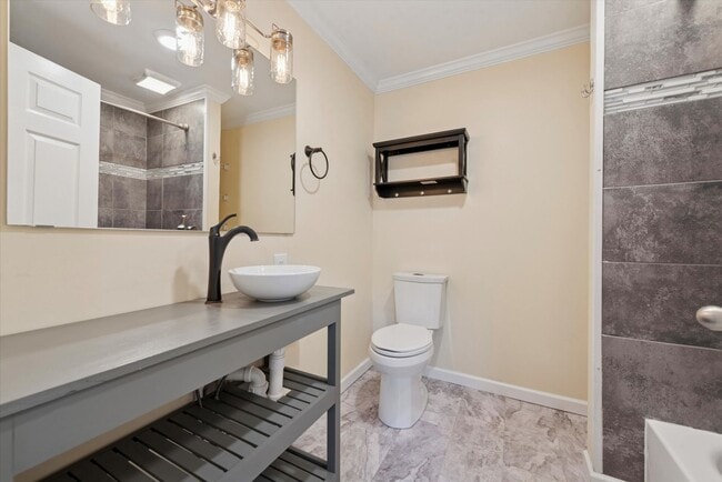Building Photo - Recently Renovated 2 Bed 1 Bath Twin in We...
