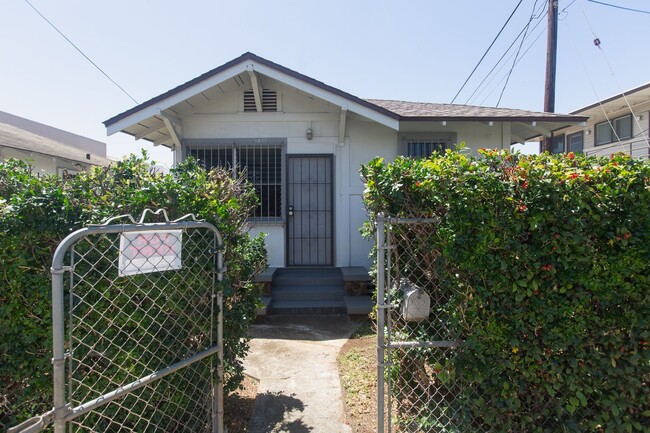 Building Photo - PET-FRIENDLY upgraded single-family home.