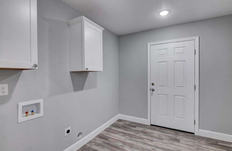 Stock image-Interior finishes may vary - 917 N Hall St