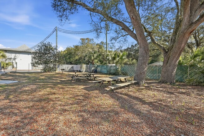 Building Photo - Charming 2 Bedroom Condo with Community Pool!