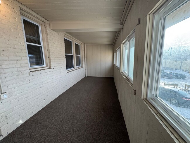 Building Photo - 1912 University Ave W