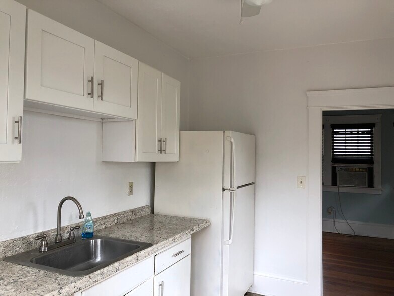 Building Photo - 420 Goodall Ave