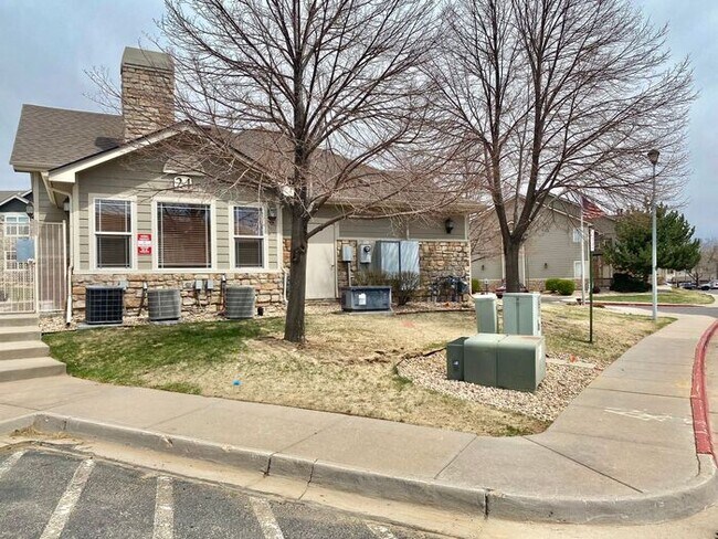 Building Photo - West Greeley Townhome with Garage!