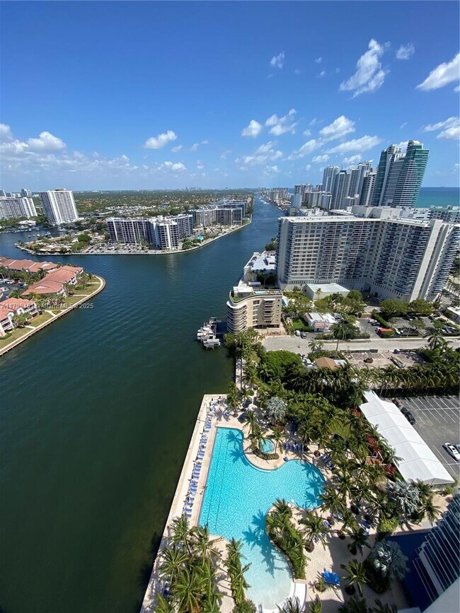 Building Photo - 4010 S Ocean Dr