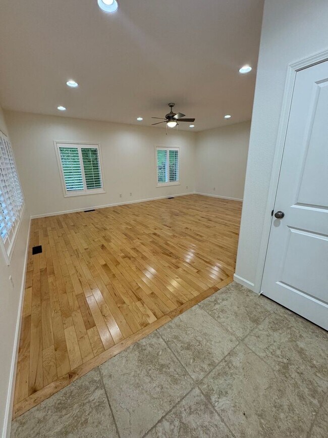 Building Photo - 3 Bedroom 2 Bath at Astoria