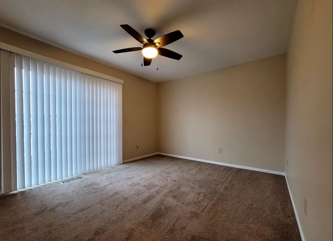 Building Photo - 2 bed 2.5 bath Townhouse condo in Butler Township