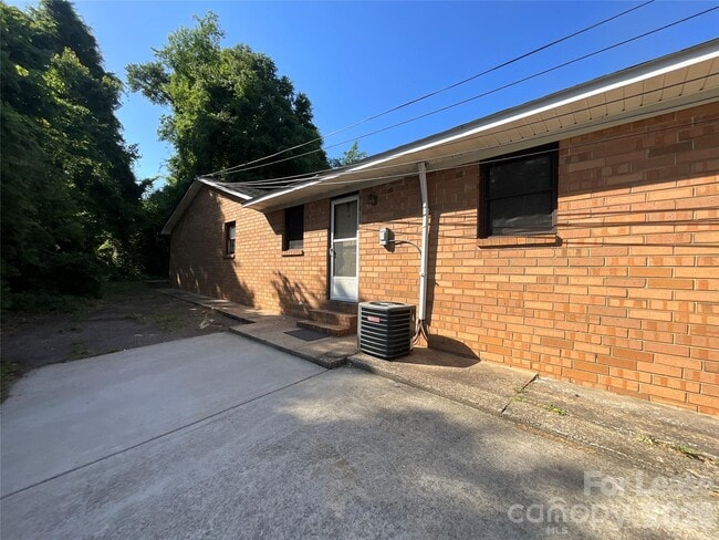 Building Photo - 322 E Sumter St