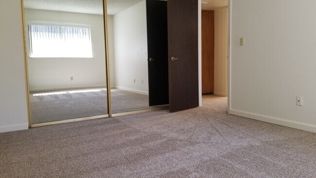 Building Photo - Charming 2 Bedroom Duplex in Fair Oaks!