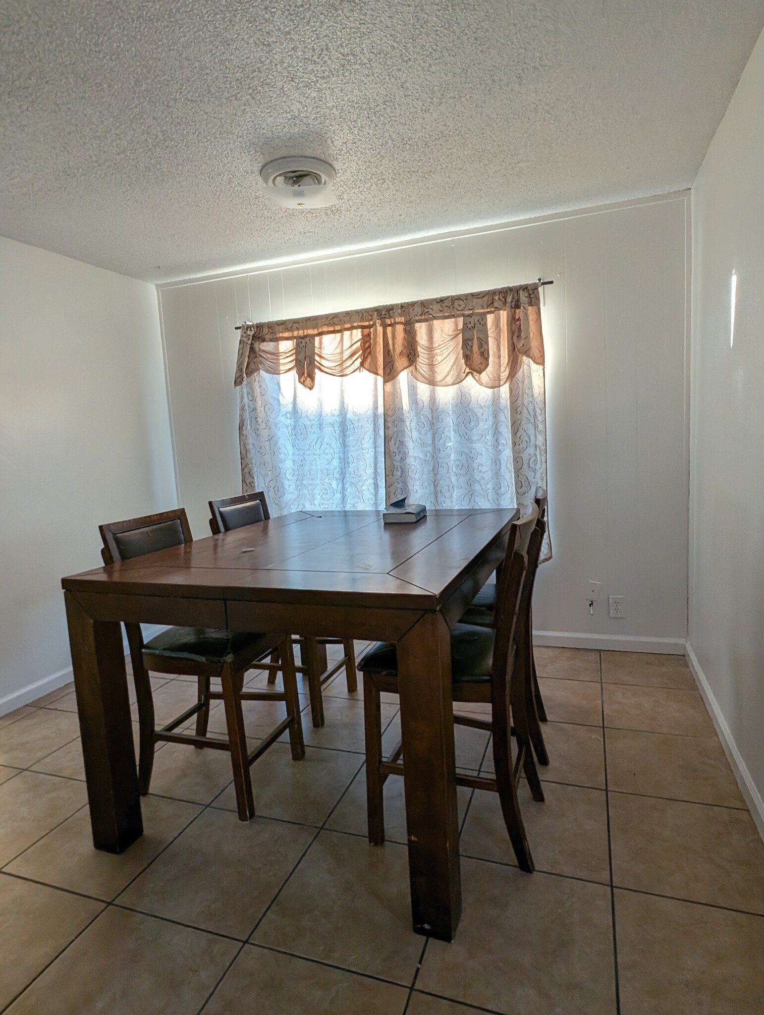 Dining area - 251 Coventry Dr