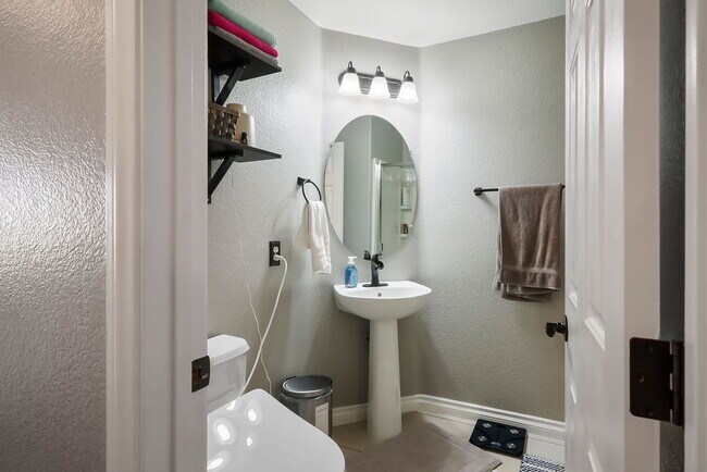 Building Photo - "Spacious 4-Bed Oasis with Outdoor Kitchen & Hardwood Elegance in North Las Vegas!"