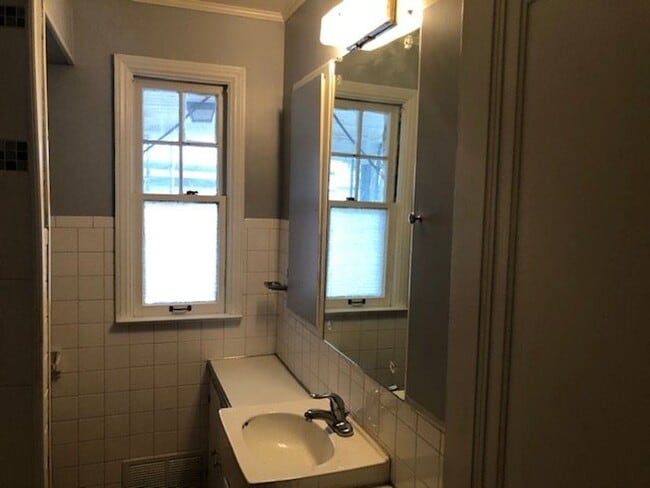 Building Photo - Great 4 Bedroom Home In Harper Woods