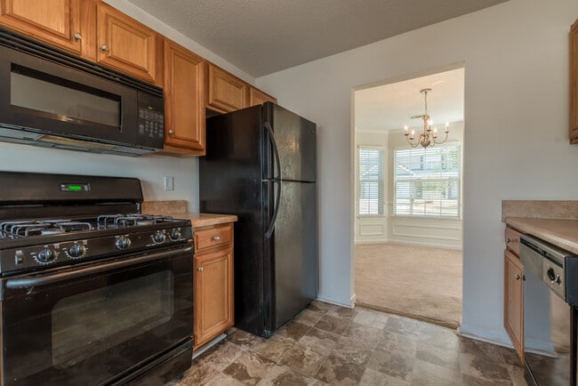 Building Photo - Spacious 4 bedroom 2.5 bath