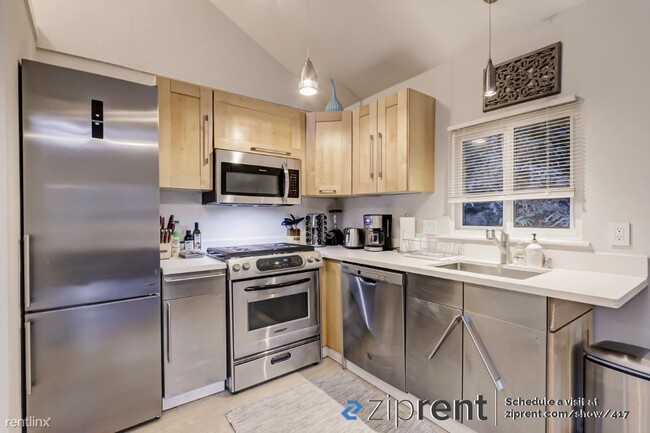 Building Photo - 1 br, 1.5 bath Triplex - 17363 Park Ave, G...