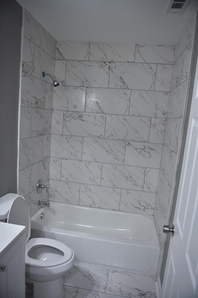 Building Photo - Renovated 3BR 2 Bath