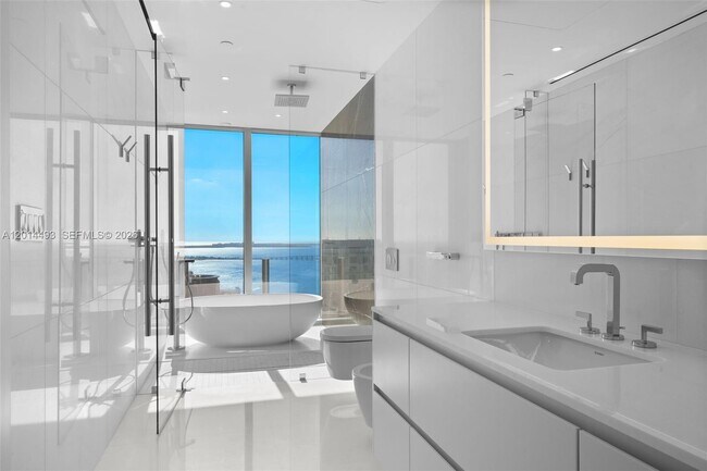 Building Photo - 300 Biscayne Blvd Way