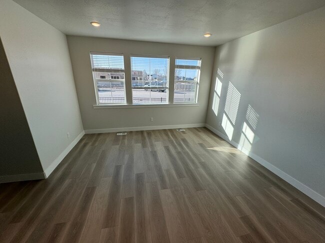 Building Photo - 454 E Nickel Ln