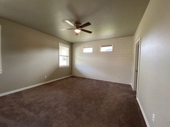 Building Photo - Lovely Single Level 3 Bed 2 Bath Home in M...