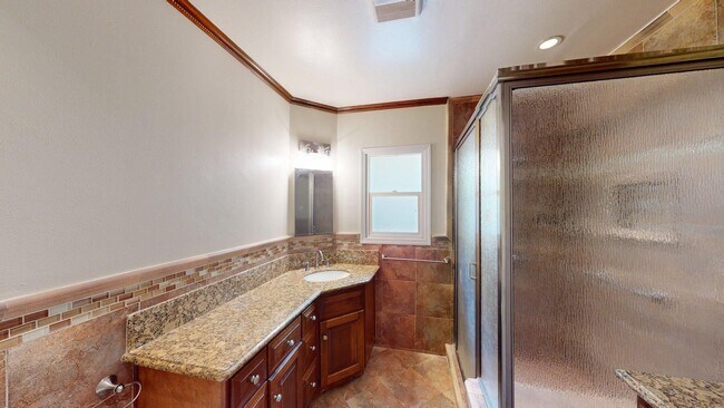 Building Photo - Newly Remodeled Spacious 4-Bed Home Availa...